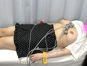 可愛いお顔をした爆乳ティーン患者の心電図検査。推定Iカップの胸に釘付け。
