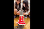 そんなに見えてて大丈夫?!猫に夢中になりすぎてる女の子2人組。