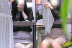 密かな誘惑が見え隠れ・・・ インテリお姉さんのパンティー