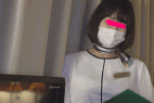 【ホテルウーマン】一生懸命働きながら見えてしまった乳首と素足並み薄々デニールストからのパンチラ
