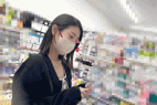 距離感バグの協力者が二人!清楚系美人の純白パンティを接写【禁断の逆さ撮り】Vol.67