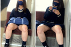 ロックオン♪電車内で対面に座った美少女J系の生パンツ見放題 P.4